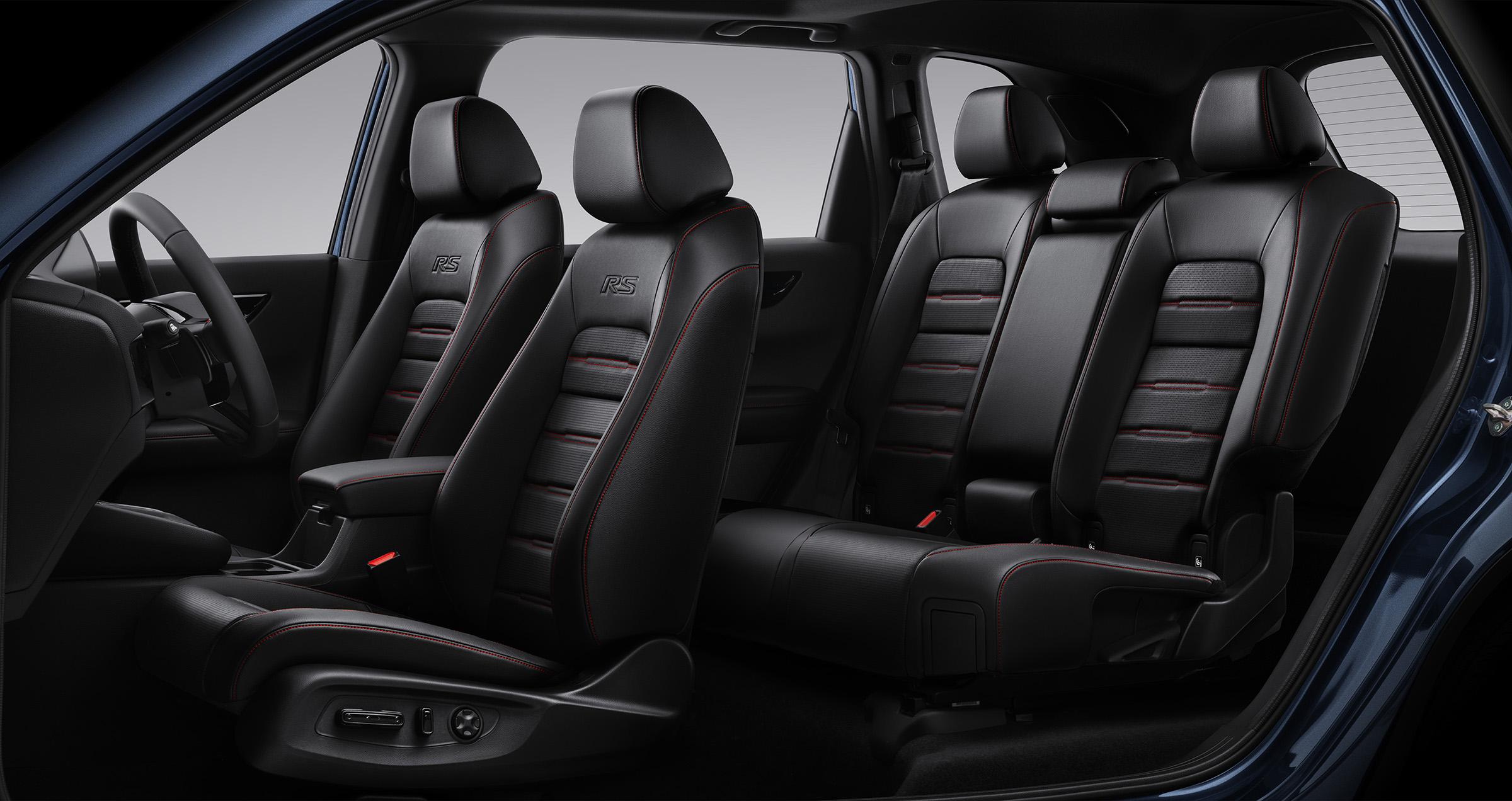 Khoang nội thất Honda CR-V với ba hàng ghế bọc da màu đen